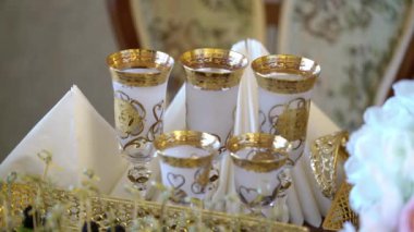 Bir masada güzel gözlük