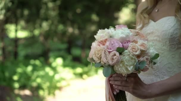 Bride with bouquet — Stock Video