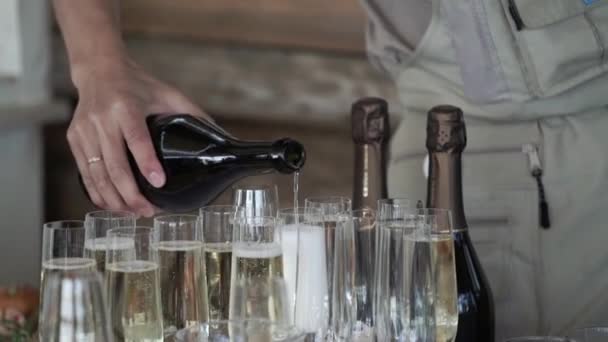 Man hälla champagne — Stockvideo