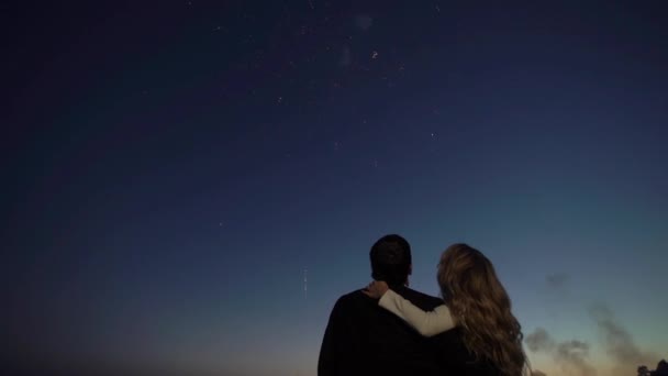 Schönes Paar schaut Feuerwerk zu — Stockvideo
