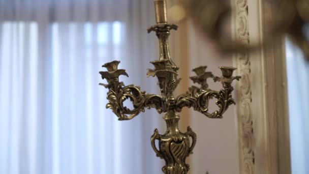 在宫殿里的烛台 — 图库视频影像