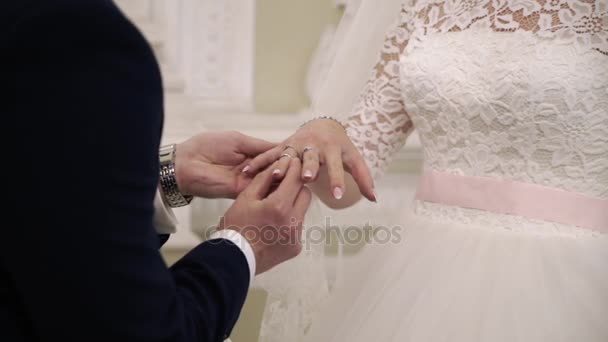 Narzeczeni wymiany obrączek ślubnych — Wideo stockowe