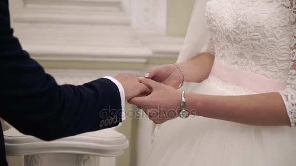 Bruden och brudgummen utbyta bröllop ringar — Stockvideo