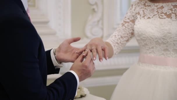 Pengantin pria dan wanita saling bertukar cincin kawin. — Stok Video