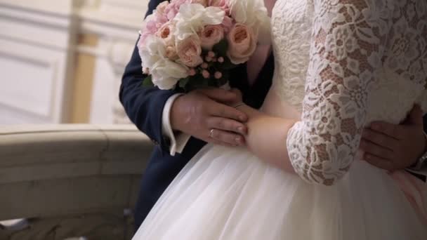Объятия невесты и жениха — стоковое видео