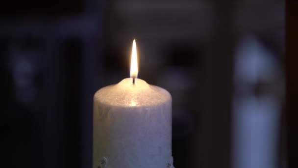 白色的蜡烛用火 — 图库视频影像