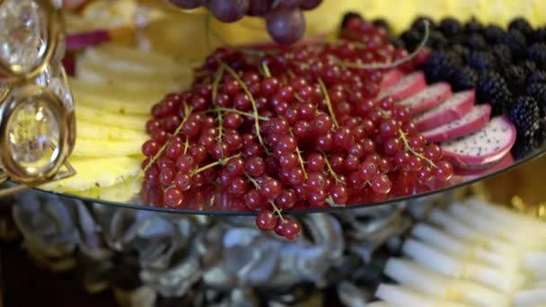 Table avec des fruits décorés de fleurs — Video