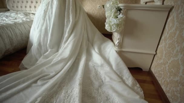 Abito da sposa in camera da letto — Video Stock