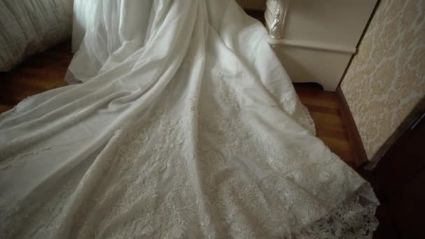 Vestido de novia en el dormitorio — Vídeos de Stock