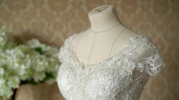 Hochzeitskleid im Schlafzimmer — Stockvideo