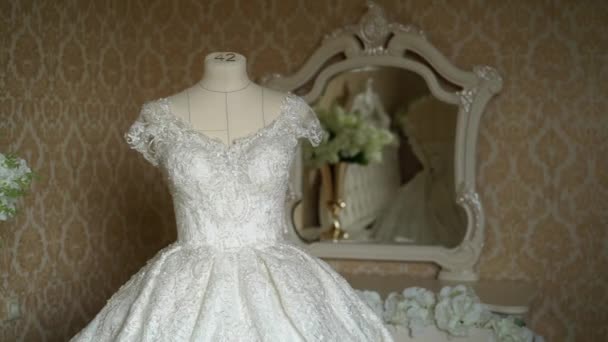 Vestido de novia en el dormitorio — Vídeos de Stock