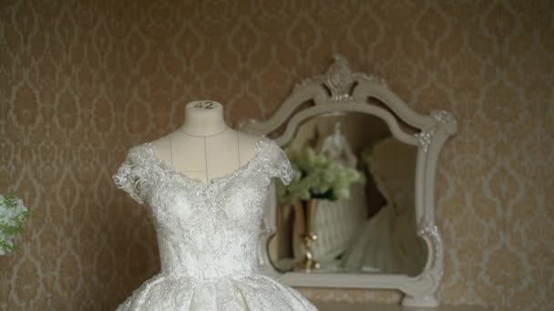 Vestido de noiva no quarto — Vídeo de Stock