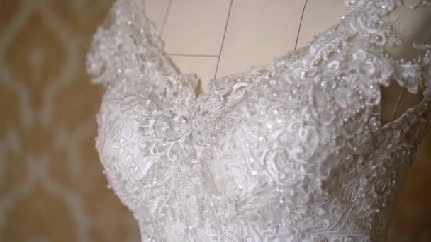 Robe de mariée dans la chambre — Video