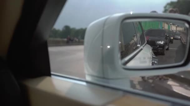 Mașină de condus într-un oraș — Videoclip de stoc