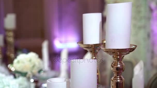 Decoración de velas y flores — Vídeos de Stock