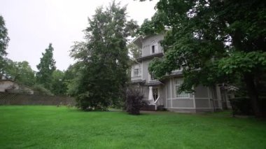 Eski ahşap bina açık havada düğün elbise