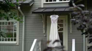 Eski ahşap bina açık havada düğün elbise