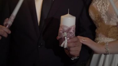 Gelin ve damat mum ile