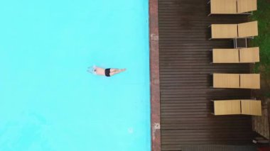 Genç adam yüzme havuzuna atlama