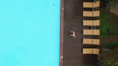 Genç adam yüzme havuzuna atlama