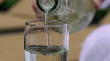 Şampanya cam için dökme