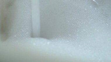 Su ve köpük banyosunda