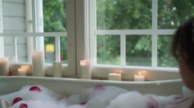 Yaprakları ile banyoda genç kadın