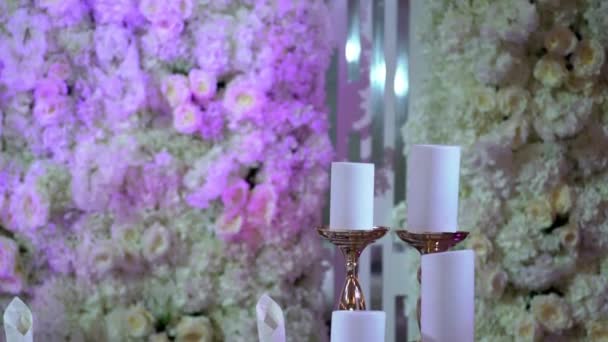 Svíčky a květiny dekorace — Stock video