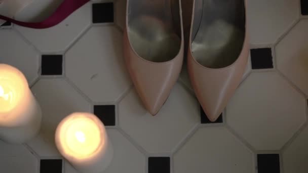 Chaussures de mariage dans la salle de bain — Video