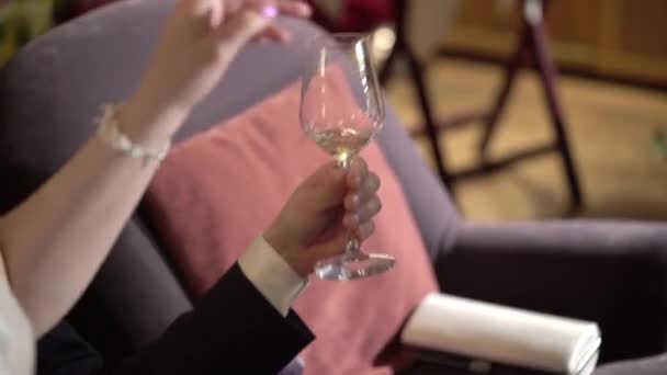 Mann mit Glas Wein — Stockvideo