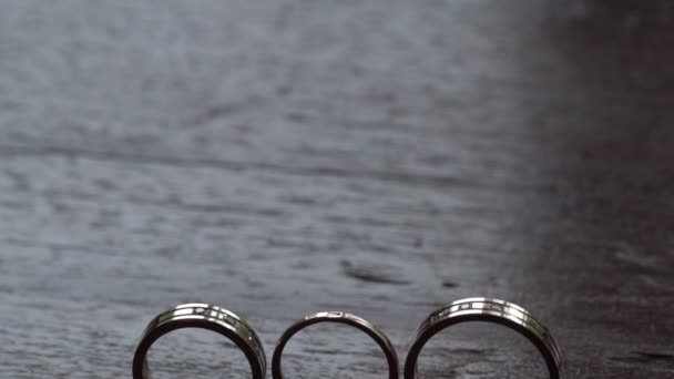 Anillos de boda sobre fondo de madera — Vídeos de Stock