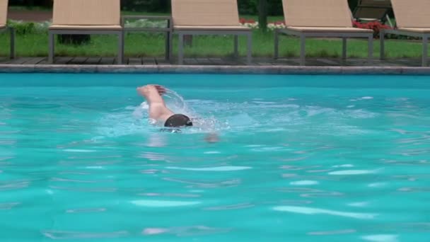 수영장에서 수영하는 젊은이 — 비디오