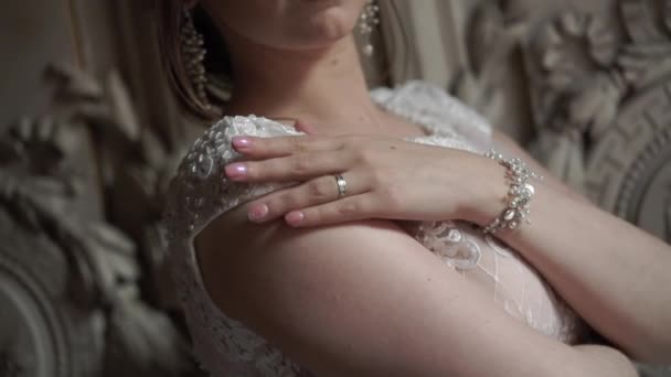 Junge schöne Braut posiert — Stockvideo