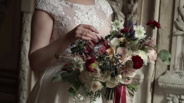 Young beautiful bride posing — Stock Video