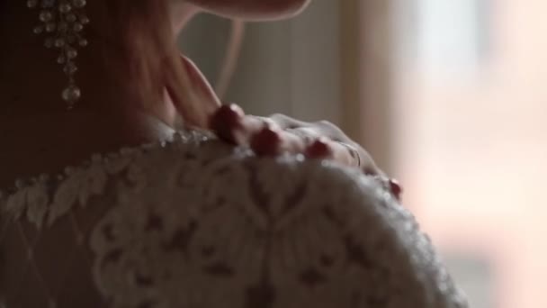 Молода красива наречена позує — стокове відео