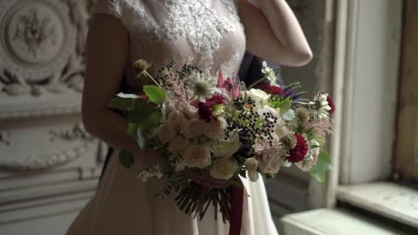 Jonge mooie bruid poseren — Stockvideo