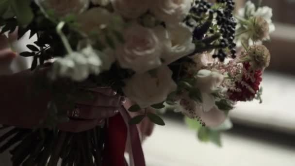 Молодая красивая невеста позирует — стоковое видео