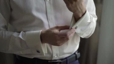 kol düğmeleri giyen adam