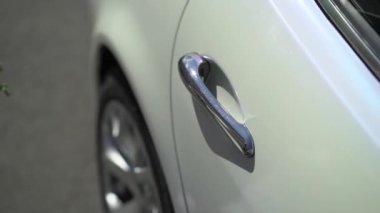 Adam açılış kapı bir araba