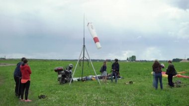 Saint-Petersburg, Rusya-22 Temmuz 2017: Yamaçparaşütü spor uçuş hazırlanın