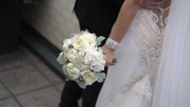 Tanınmayan gelin ve damat kucaklayan