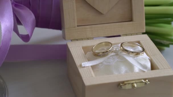 Wedding rings in wooden box — Stock Video