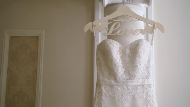 Vestido de novia en el dormitorio — Vídeo de stock