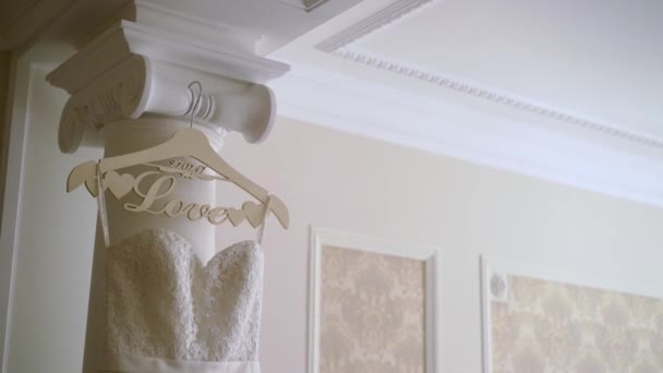 Vestido de novia en el dormitorio — Vídeo de stock