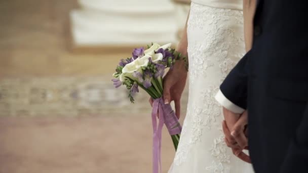 Жених и невеста на свадебной церемонии — стоковое видео