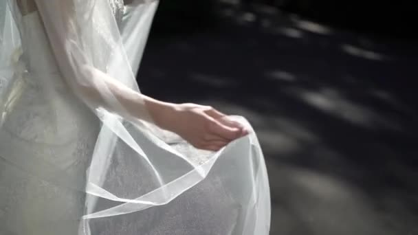 Fiatal gyönyörű menyasszony pózol — Stock videók