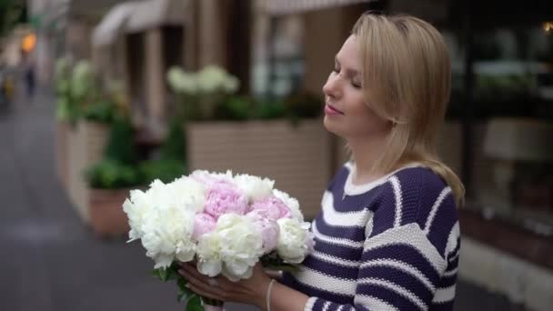 Junge Frau geht mit Blumenstrauß — Stockvideo