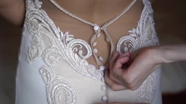 Cierre de cremallera vestido de novia — Vídeos de Stock