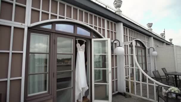 Свадебное платье на балконе — стоковое видео