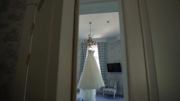 Suknia ślubna w sypialni — Wideo stockowe